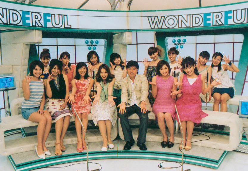 ＴＢＳ番組「ワンダフル」で１４人の女性たちに囲まれポーズをとる安東弘樹アナウンサー（前列左から５人目）