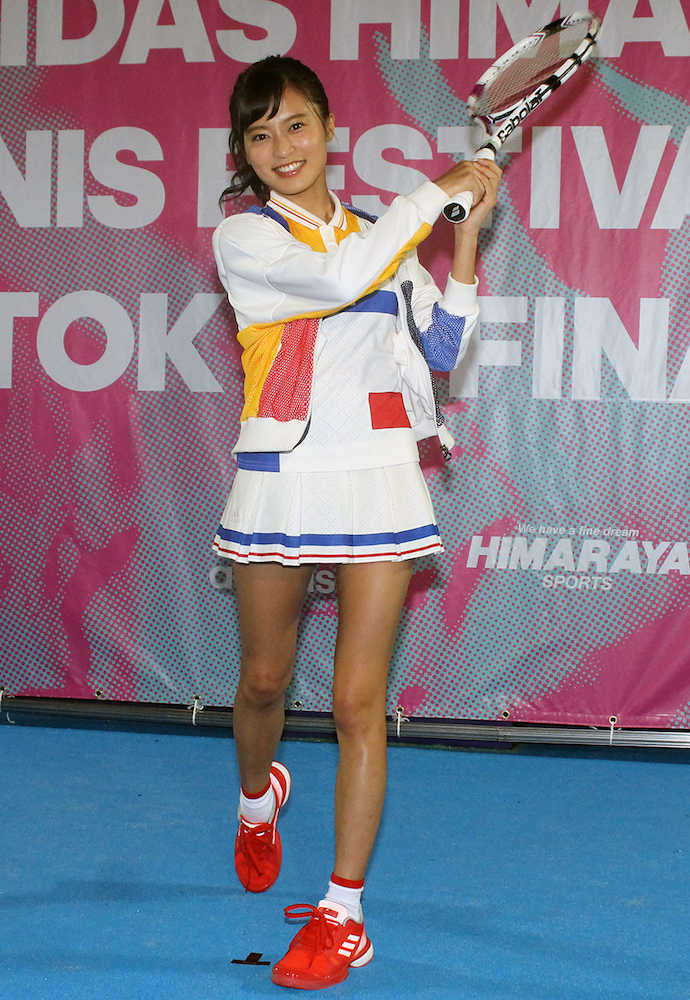 テニスのイベントに出演した小島瑠璃子