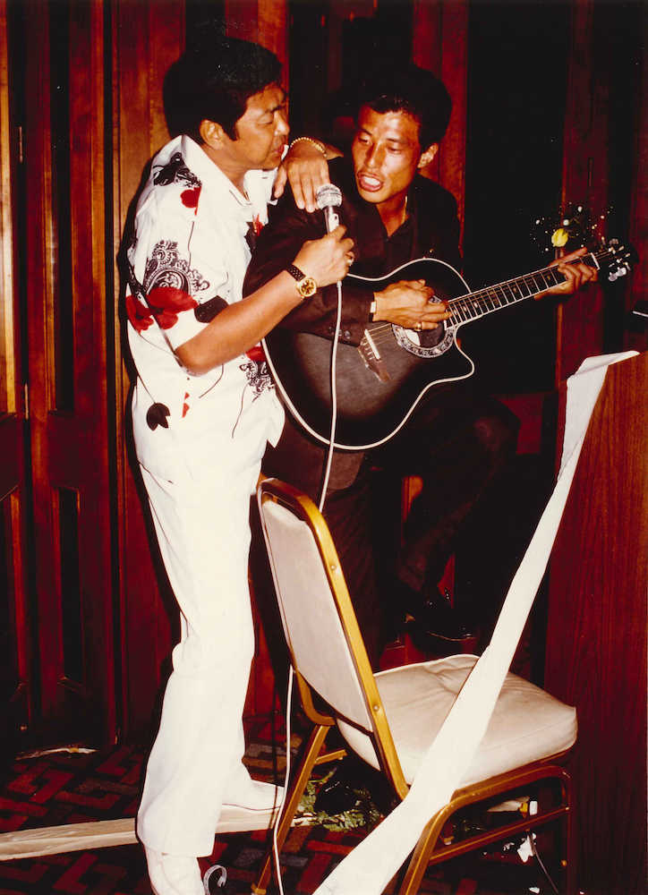 １９８５年にハワイで行われた石原プロモーション関係者イベントでの舘ひろし（右）と石原裕次郎さんの貴重なツーショット