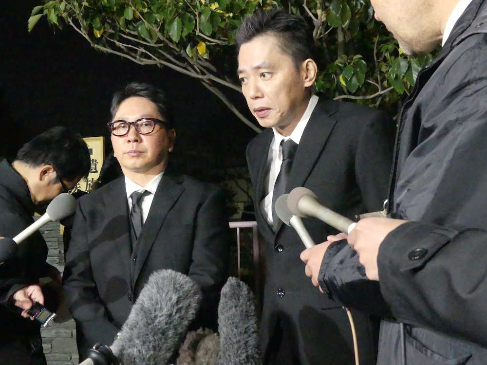 海老一染之助さんの通夜に参列した爆笑問題の田中裕二（左）と太田光