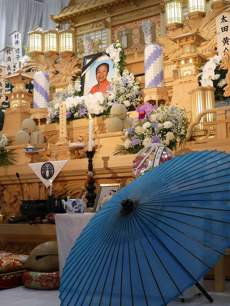 海老一染之助さんの通夜の祭壇には傘などが飾られた