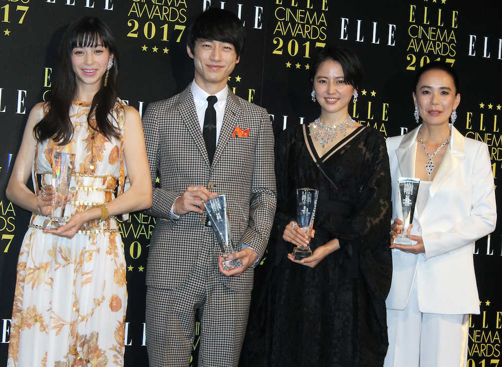 「エル　シネマ大賞」の授賞式に出席した（左から）中条あやみ、坂口健太郎、長澤まさみ、河瀬直美監督
