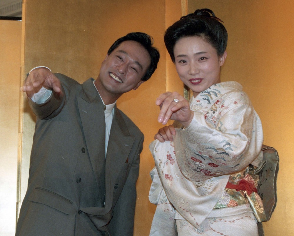 婚約発表会見でそろってルイルイポーズを決めて見せる太川陽介（左）と藤吉久美子（１９９４年）