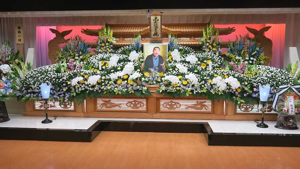 １６日に亡くなった笑福亭仁勇さんの祭壇。法被や着物、写真など仁勇さんの遺品が飾られる
