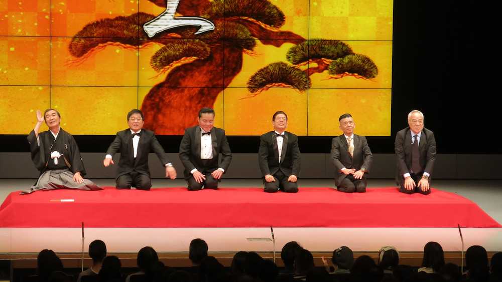ＮＧＫリニューアル特別記念公演で口上を述べる（左から）桂文枝、トミーズ健、雅、西川きよし、上方よしお、西川のりお