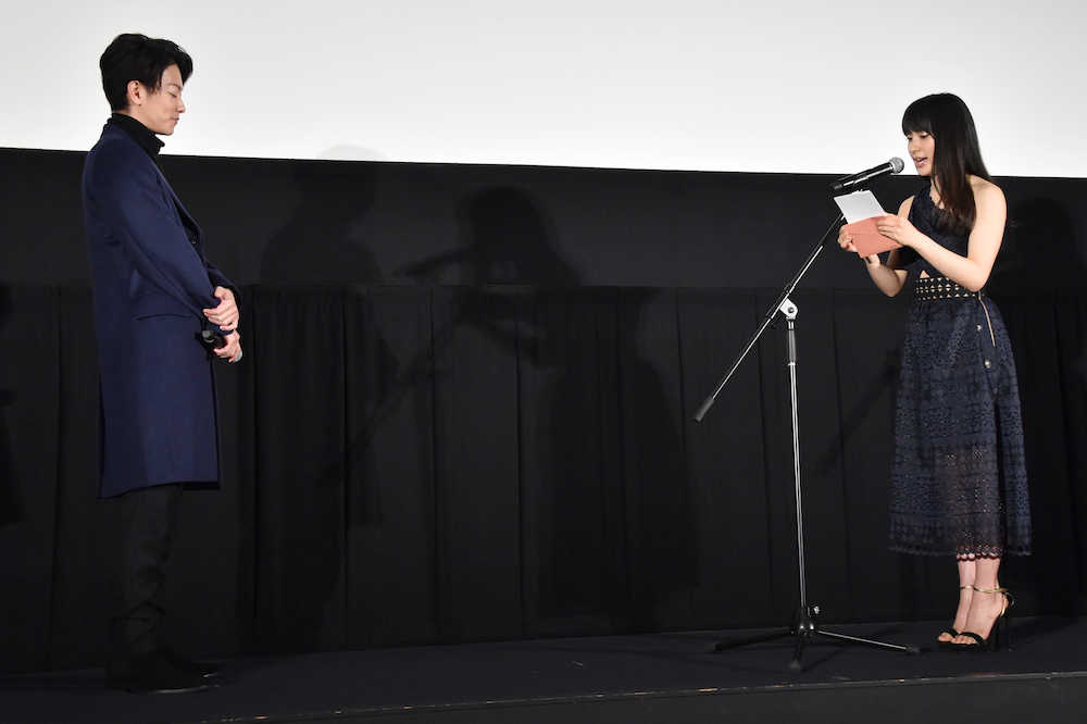 映画「８年越しの花嫁」大ヒット舞台あいさつに登壇した（左より）佐藤健、土屋太鳳