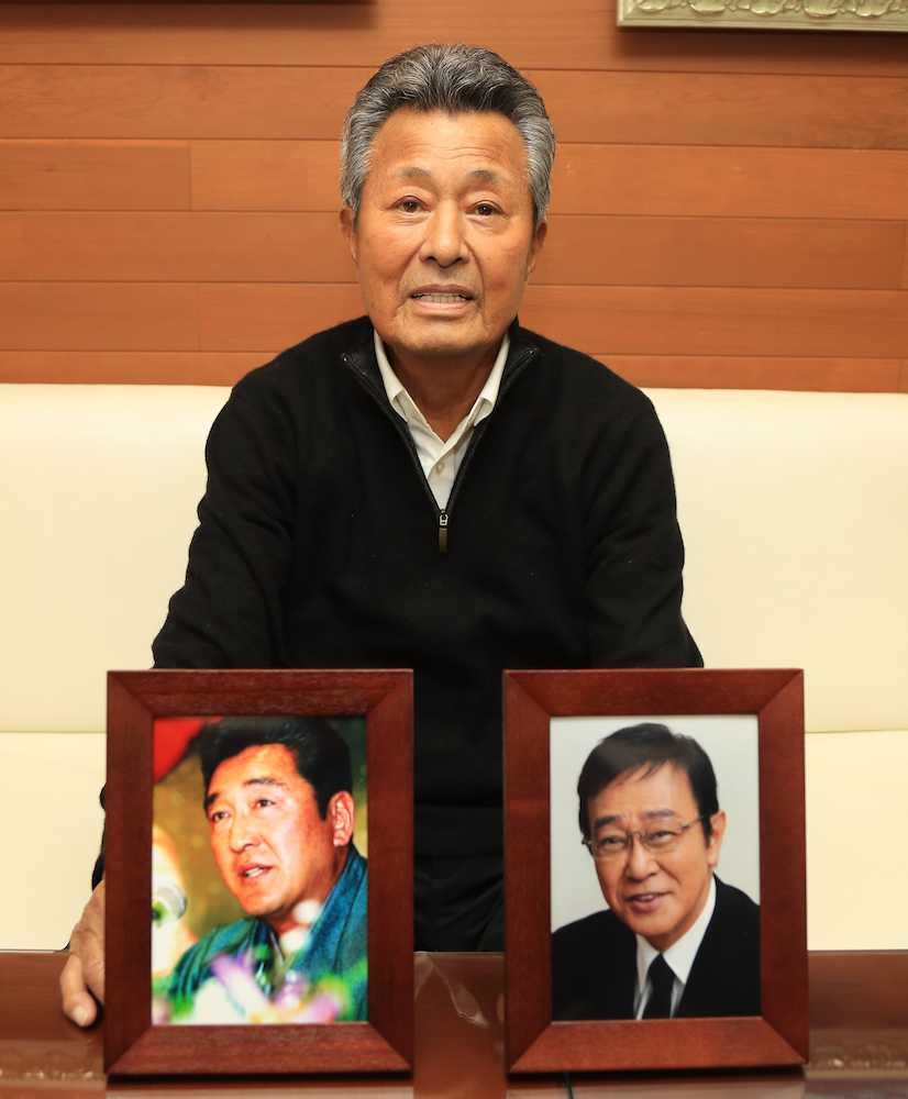 今年亡くなった「仁義なき戦い」の仲間、松方弘樹さん（左）と渡瀬恒彦さんの写真を持つ梅宮辰夫