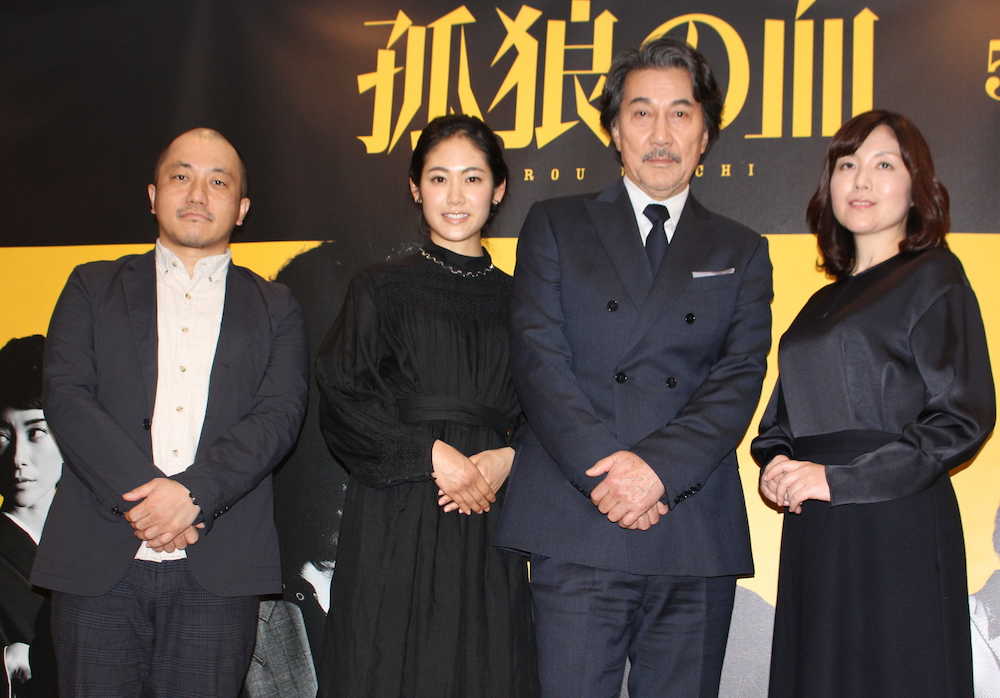 広島市内で会見した（左から）白石和彌監督、阿部純子、役所広司、原作者の柚月裕子氏