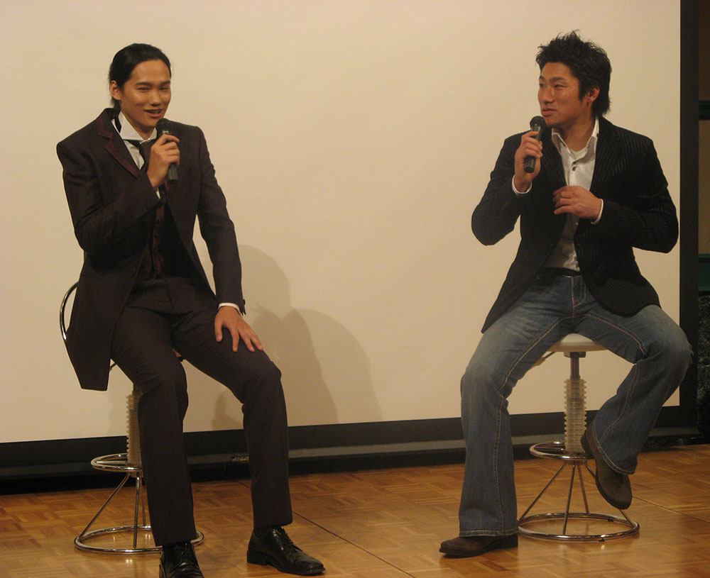 ２００８年、兄の相川亮二捕手（右）とトークイベントを行ったモデルの寿里