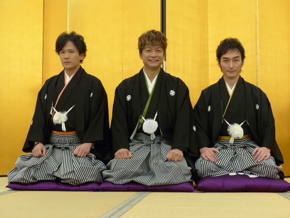 ＡｂｅｍａＴＶ「２７Ｈｕｎホンノちょっとテレビ」の生出演前に新年の抱負を語った（左から）稲垣吾郎、香取慎吾、草なぎ剛