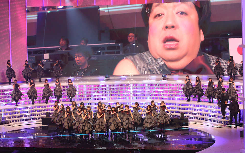 ヒム子が映し出されるスクリーンを背に熱唱する乃木坂４６