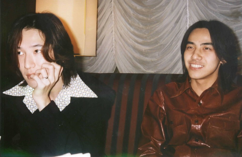 「ＳＵＲＦＡＣＥ」椎名慶治（左）とギター・永谷
