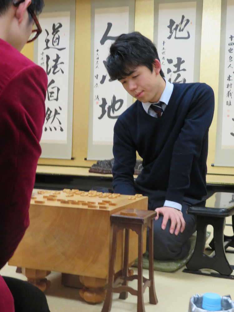 関西将棋会館で行われた王位戦予選ブロック準決勝で大橋貴洸四段に敗れ、新年初対局を白星で飾れなかった藤井聡太四段