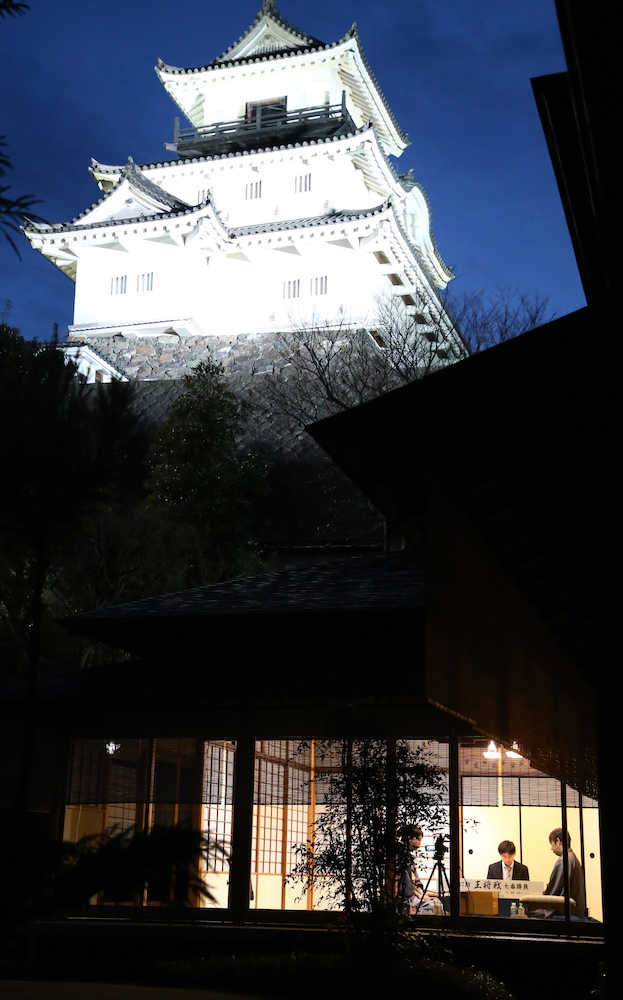 対局室の上にはライトアップされた掛川城