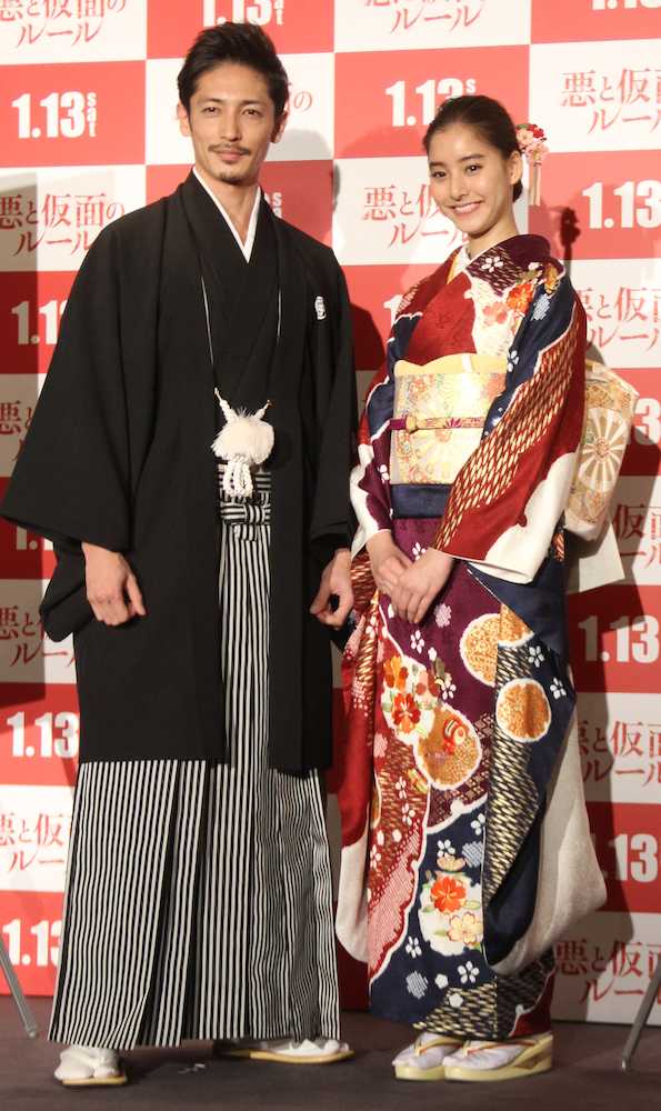 映画「悪と仮面のルール」の公開直前イベントに華やかな和装姿で登壇した玉木宏（左）と新木優子