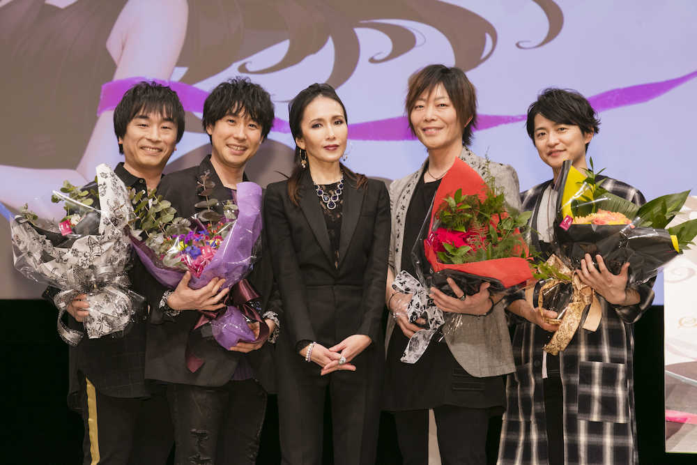 トリビュートアルバムの発売記念イベントで工藤静香を囲む（左から）関智一、鈴村健一、谷山紀章、下野紘