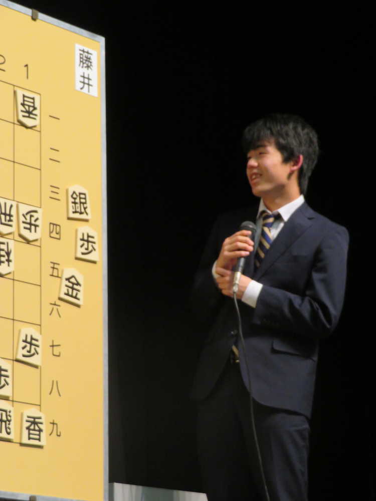 対局終了後、大盤解説会場に姿を見せ笑顔の藤井聡太四段