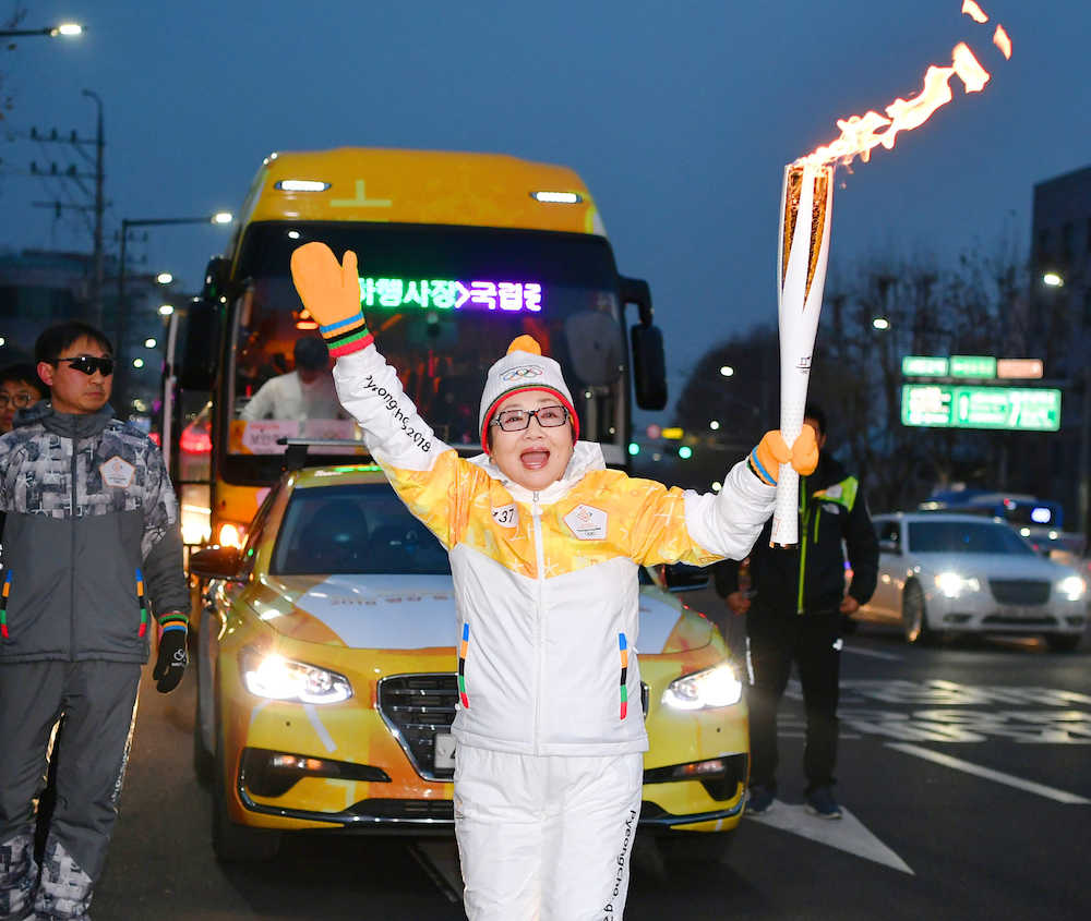 平昌冬季五輪の聖火リレーに参加し、手を振りながら走る泉ピン子さん＝１５日、ソウル