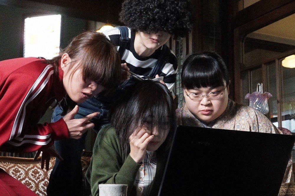 オタク女子４人組「尼〜ず」を演じる（左から時計回りに）内田理央、松井玲奈、富山えり子、木南晴夏（Ｃ）フジテレビ