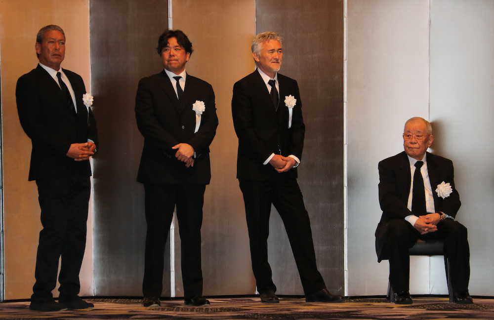 野村沙知代さんお別れの会で、弔問客を出迎える（左から）ケニー野村氏、野村克則氏、団野村氏、野村克也氏