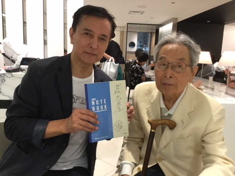 昨年９月、榎木孝明（左）に「忠臣蔵」について熱く語っ
た沢島監督