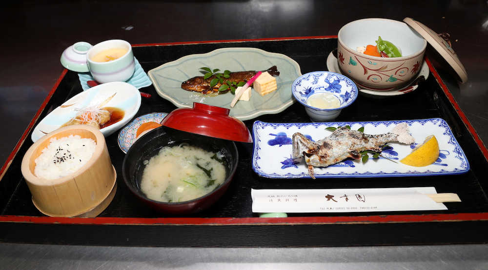 ＜２＞豊島八段の昼食は大幸膳（イワナの塩焼き、煮物、茶わん蒸しなどのセット）
