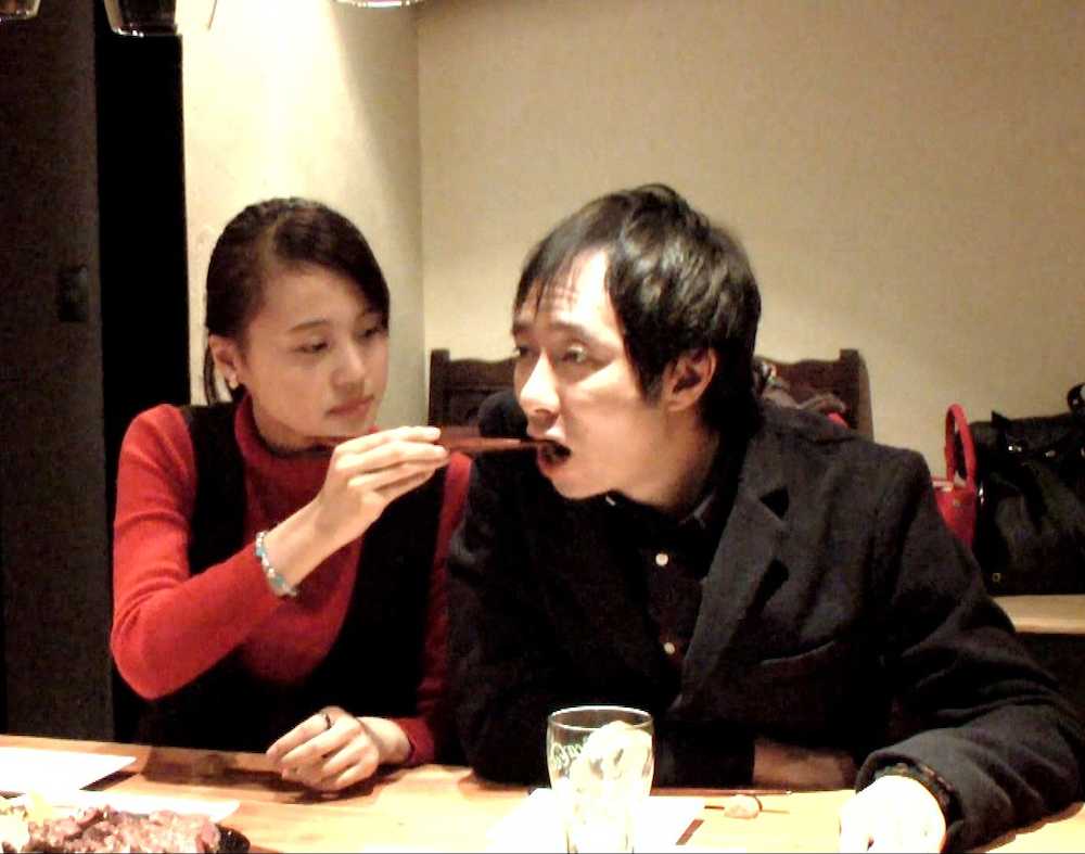 恋人の飯村貴子（左）に料理を食べさせてもらういしだ壱成（Ｃ）ＴＢＳ