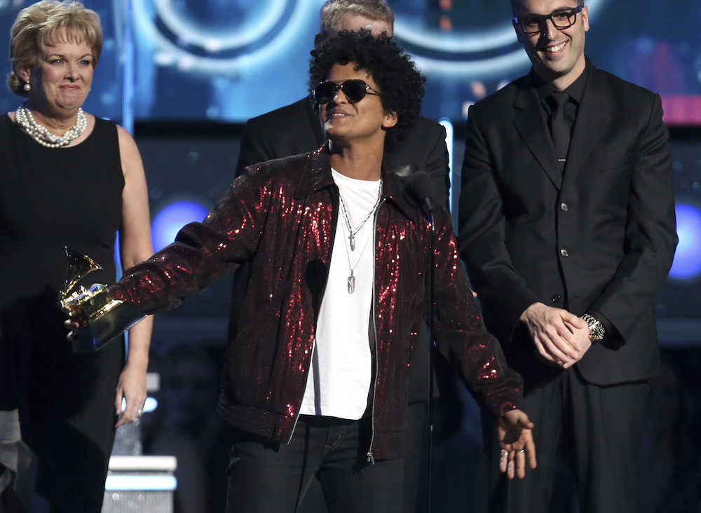 米グラミー賞の発表・授賞式で最優秀レコード賞を受ける歌手のブルーノ・マーズ