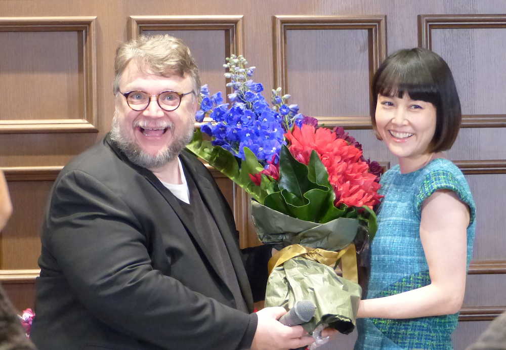 映画「シェイプ・オブ・ウォーター」の来日会見を行ったゴレルモ・デル・トロ監督と花束贈呈で駆けつけた菊地凛子