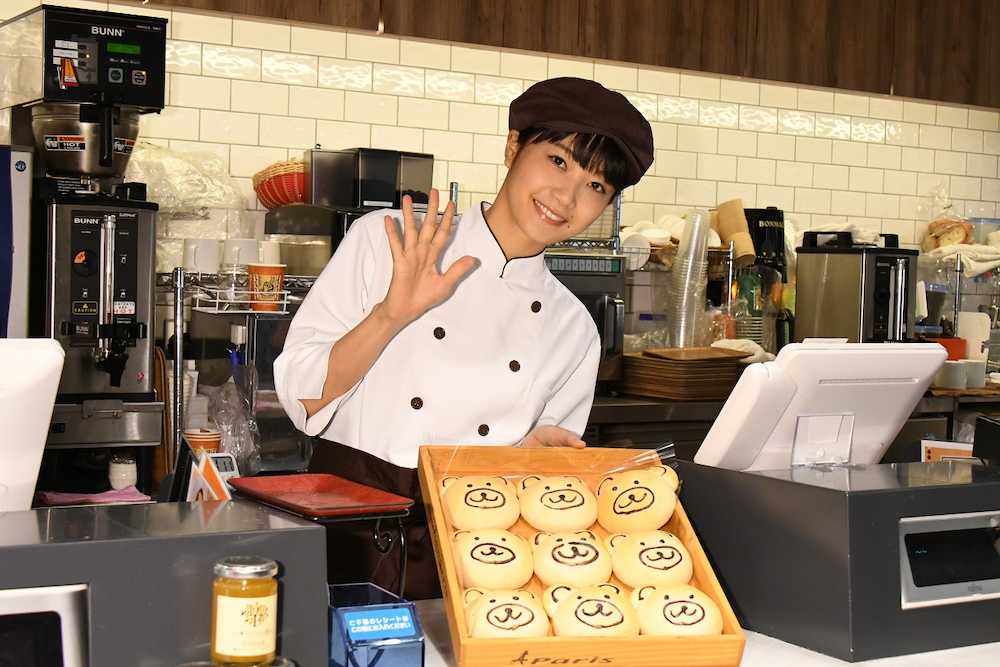 映画「パンとバスと２度目のハツコイ」で演じたパン屋さんの衣装で、東京・調布のパン店の１日店長を務めた深川麻衣。劇中に登場した「くまさんパン」をＰＲ