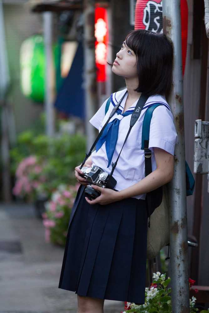 小牧那凪が主演した映画「金沢シャッターガール」の一場面