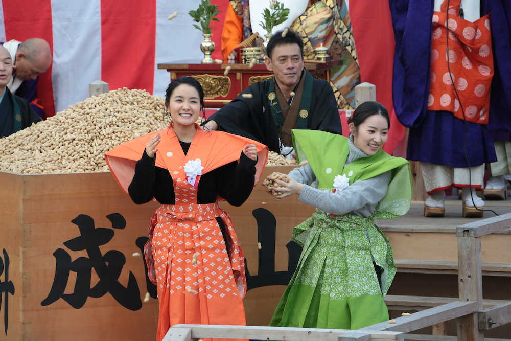 大阪府寝屋川市の成田山大阪別院の節分祭で豆をまいく（左から）葵わかなと徳永えり