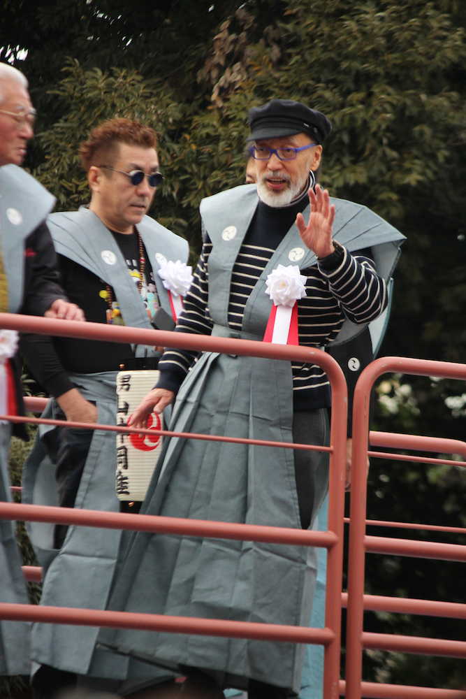 富岡八幡宮節分祭　豆まき式」に登場した（左から）嘉門タツオ、テリー伊藤