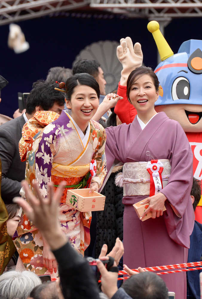 日枝神社の節分祭で豆まきを行った真矢ミキ（右）と是永瞳