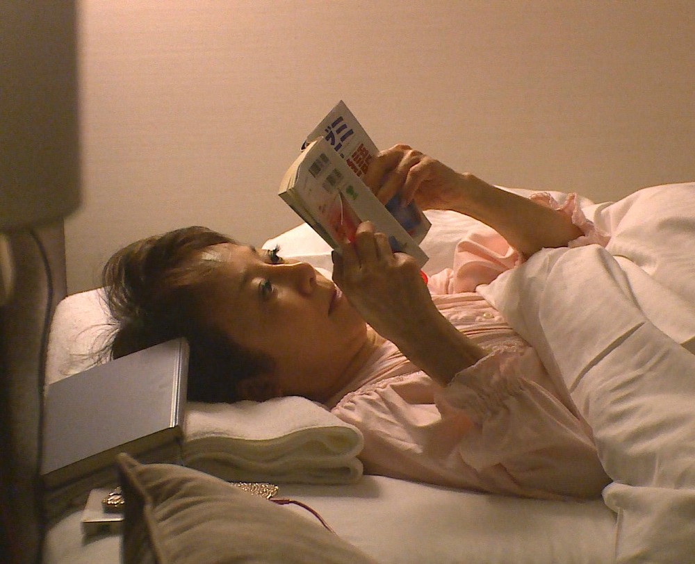 睡眠前に本を読む南美希子（Ｃ）ＴＢＳ