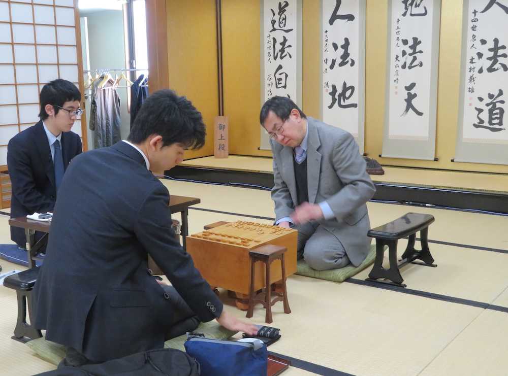 関西将棋会館で指された第６８期王将戦１次予選６組１回戦、南九段（右奥）と藤井五段（手前）の対局