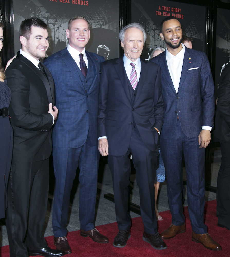 映画「１５時１７分、パリ行き」のワールドプレミアに出席した（左から）アレク・スカラトス、スペンサー・ストーン、クリント・イーストウッド監督、アンソニー・サドラー