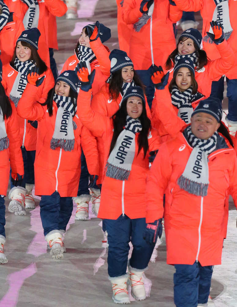 平昌五輪開会式に出席した　高梨（２列目右）ら日本選手団