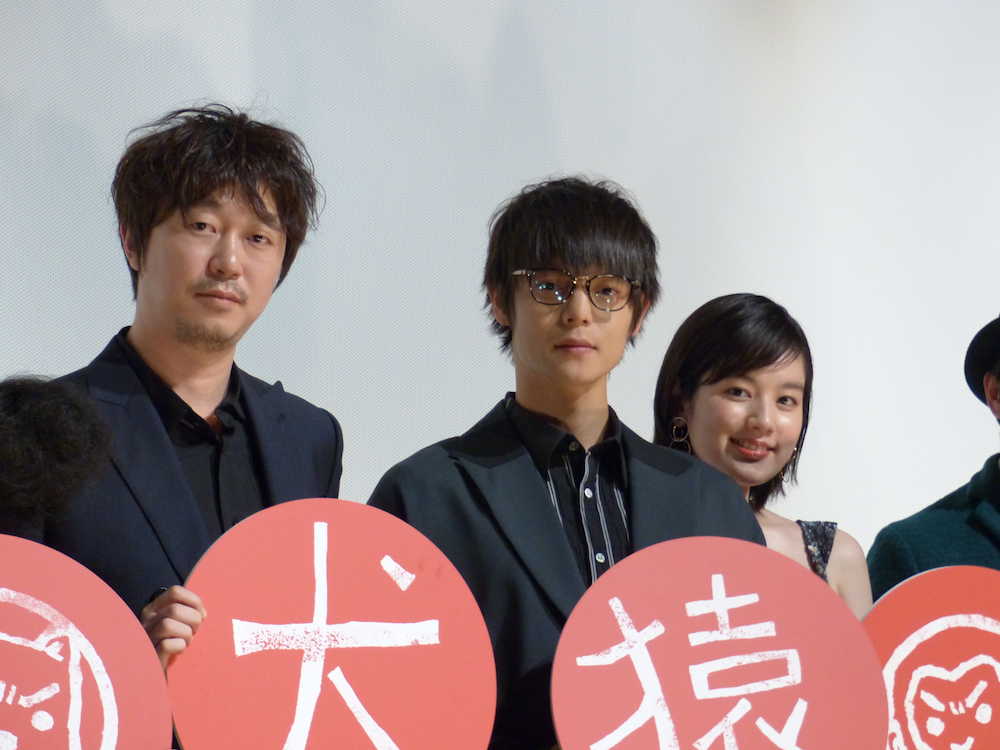 映画「犬猿」の初日舞台あいさつに登壇した（左から）新井浩文、窪田正孝、筧美和子