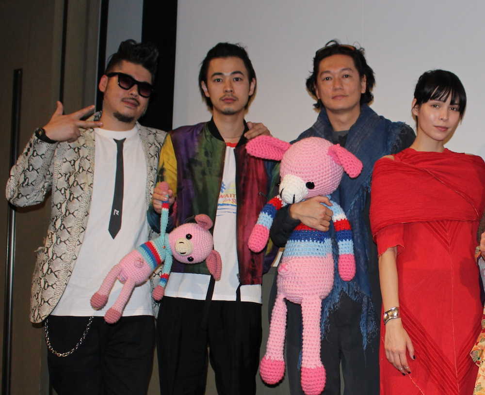 大阪市内で舞台あいさつした（左から）かなた狼監督、成田凌、井浦新、紗羅マリー