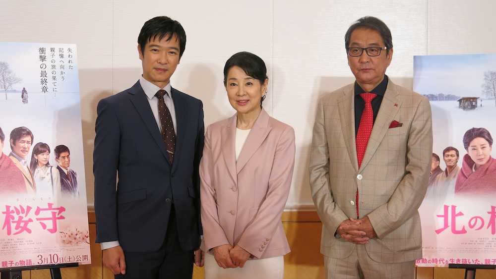 映画「北の桜守」の会見に臨んだ（左から）堺雅人、吉永小百合、滝田洋二郎監督