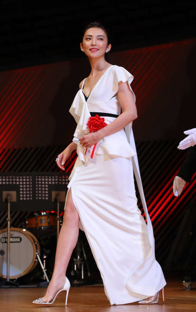 毎日映画コンクール表彰式　セクシーな衣装で登場した女優助演賞を受賞した田中麗奈