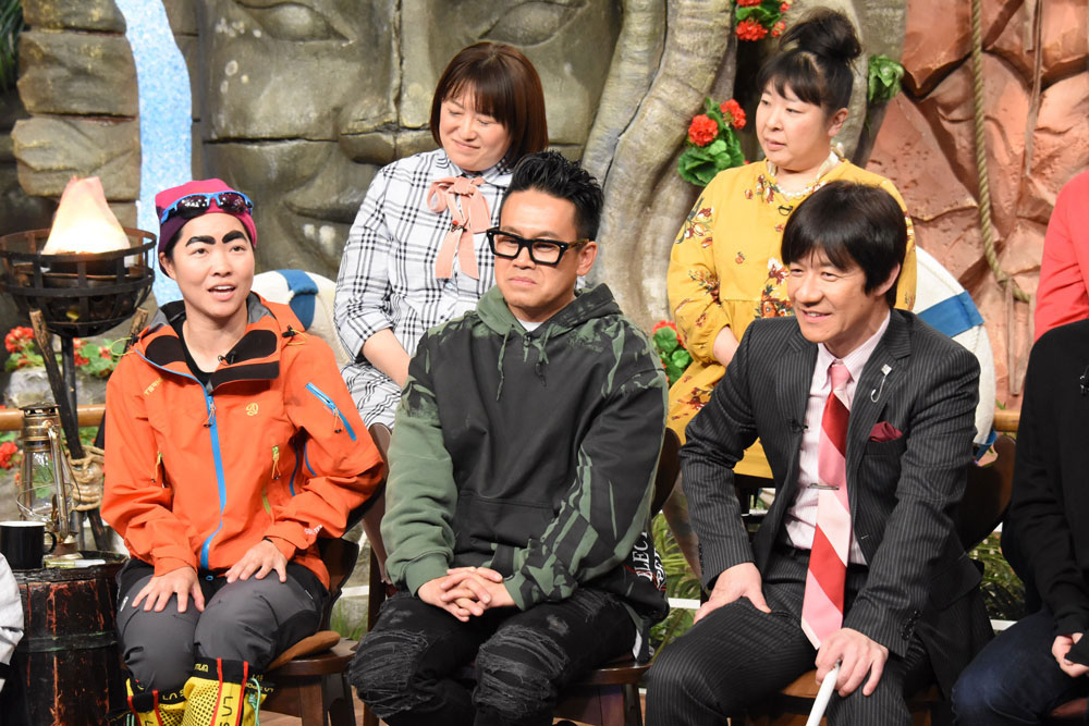 登山着姿でスタジオトークをするイモトアヤコ（前列左）（Ｃ）日本テレビ