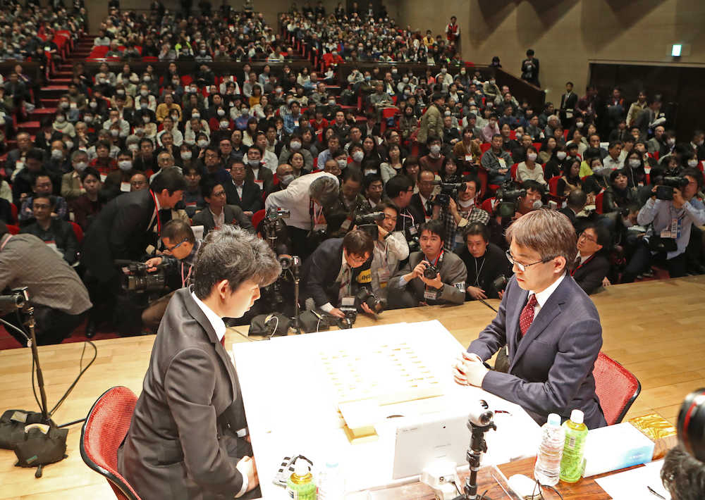 大勢のファンの注目する中で始まった藤井五段（左）と羽生竜王の準決勝