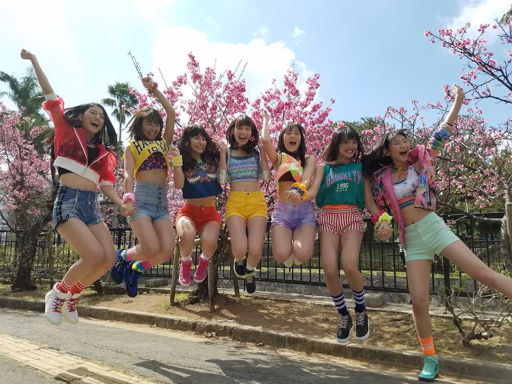 地元の沖縄県でデビュー曲お披露目イベントを行ったチューニングキャンディー（左から）琴音、千夏、ソフィー、ＬＩＬＩ、ゆうり、優美香、愛子は早くも満開のヒカンザクラを背にジャンプ