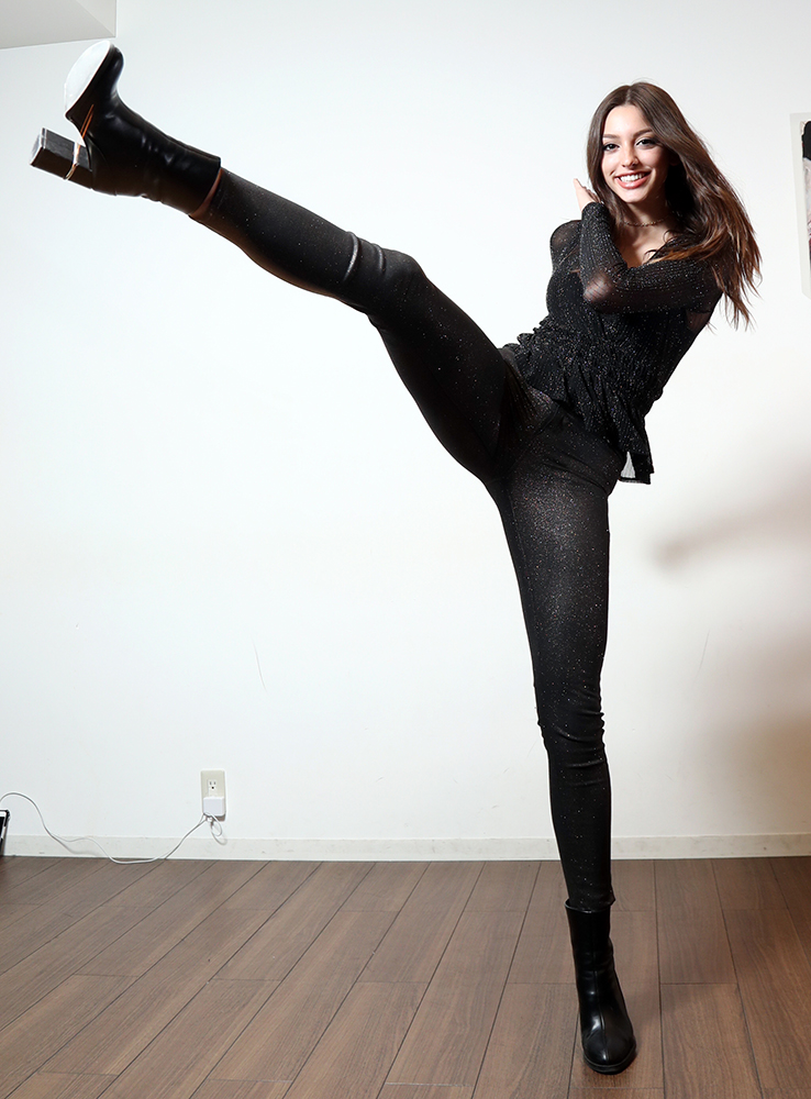 長い脚を使い驚異のハイキックを披露するセリーヌ・ファラッチ