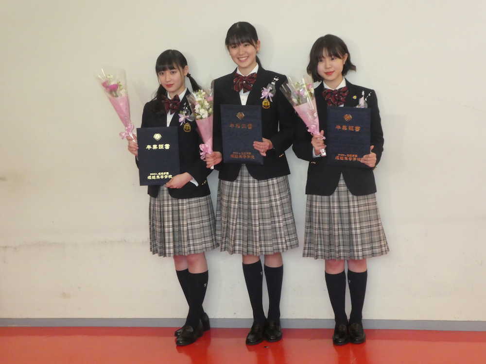堀越高校を卒業したアイドルユニット「Ｘ２１」の（左から）松田莉奈、小澤奈々花、籠谷さくら