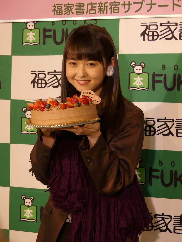 初写真集「エトランゼ」の発売記念イベントを行った伊藤万理華。２２歳の誕生日をケーキで祝福された