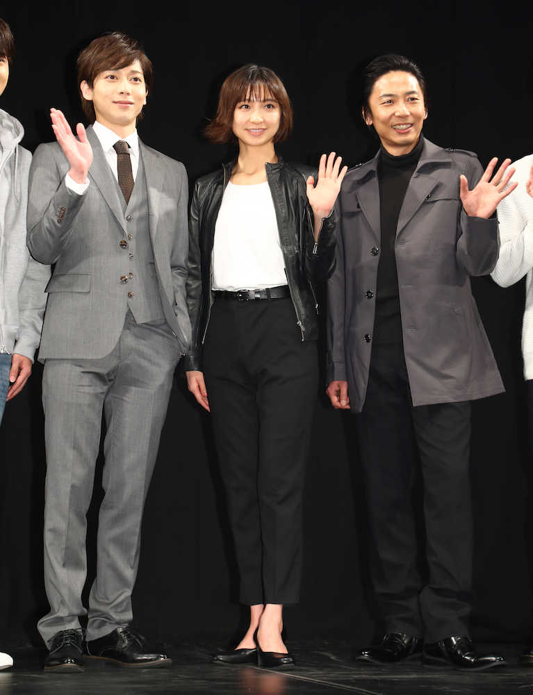 フォトセッションに臨む（左から）染谷俊之、篠田麻里子、岡田達也