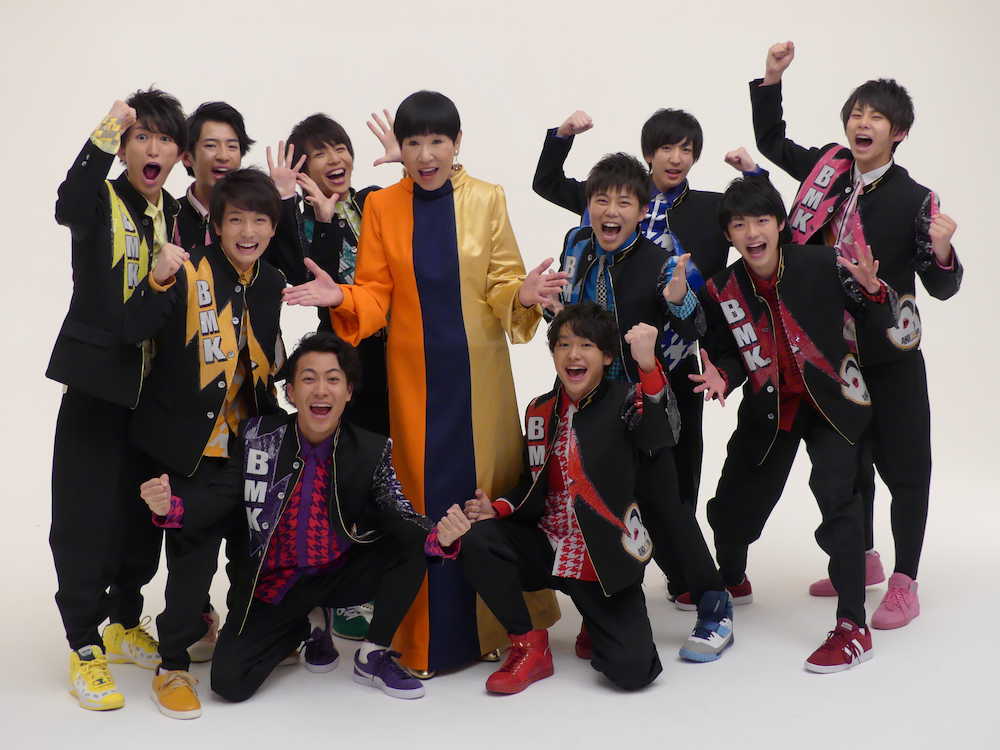 「ＢＯＹＳ　ＡＮＤ　ＭＥＮ　研究生」とのコラボレーション曲「愛を頑張って」のジャケット撮影を行った和田アキ子（中央）